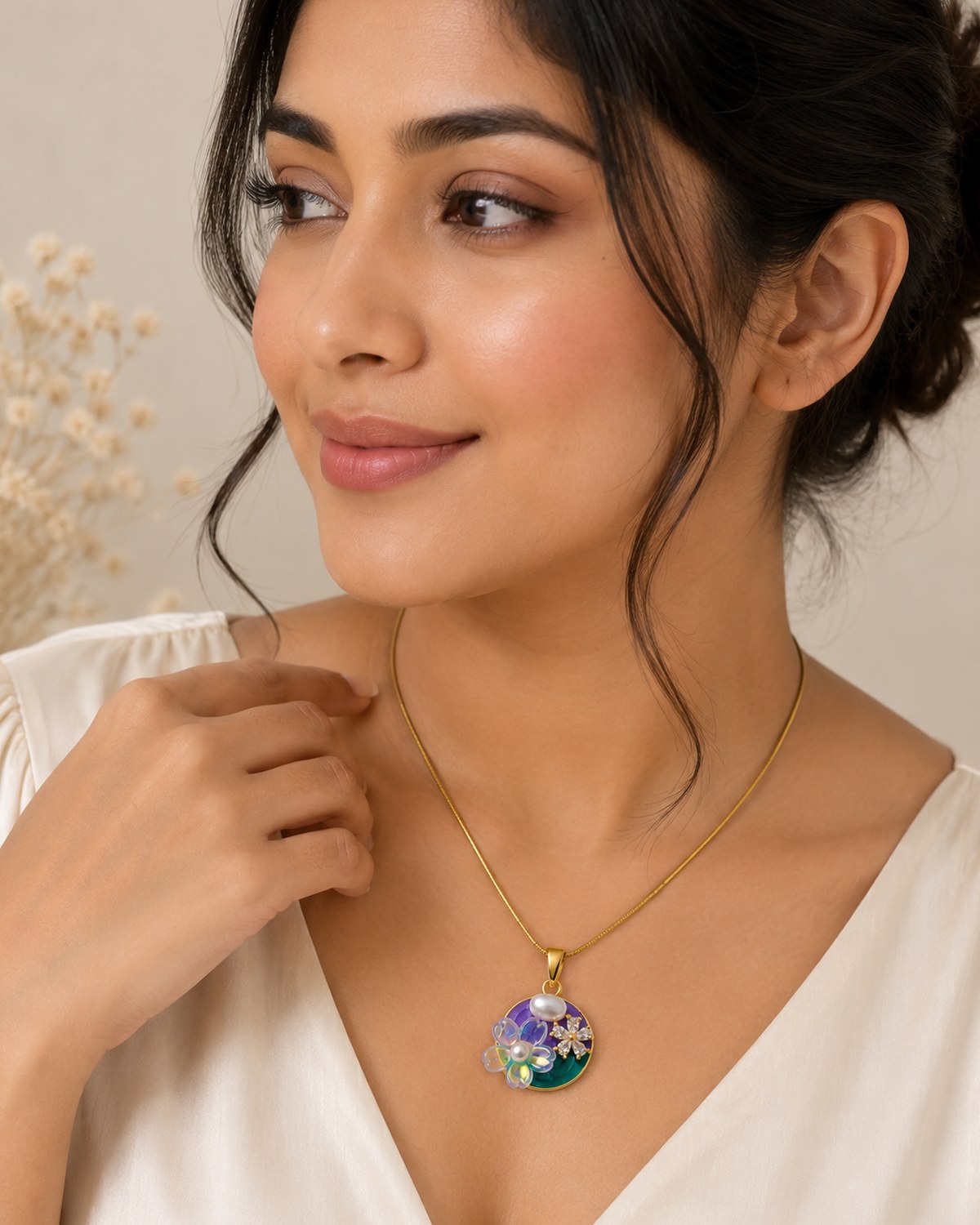 Round shaped flower with stone pendant chain