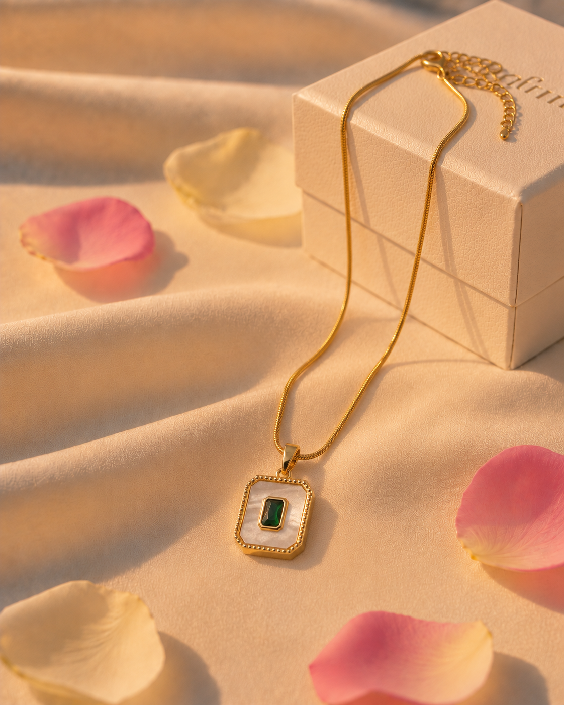 Square shaped green and white pendant chain